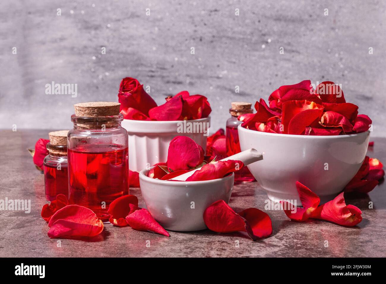 Rosenwasser mit Rosenblättern. Herstellung von Bio-Rose Essenz für das  Kochen Kerala Indien. Aromatherapie, Spa-Entspannung, Kosmetikkonzept.  Modernes hartes Licht Stockfotografie - Alamy