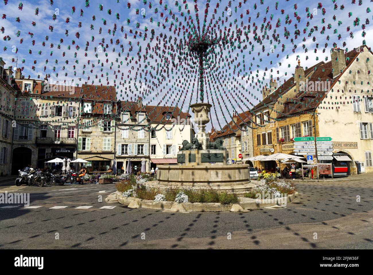 Frankreich, Jura, Arbois, Brunnen in der Mitte des Place de la Liberté (Platz der Freiheit) Stockfoto