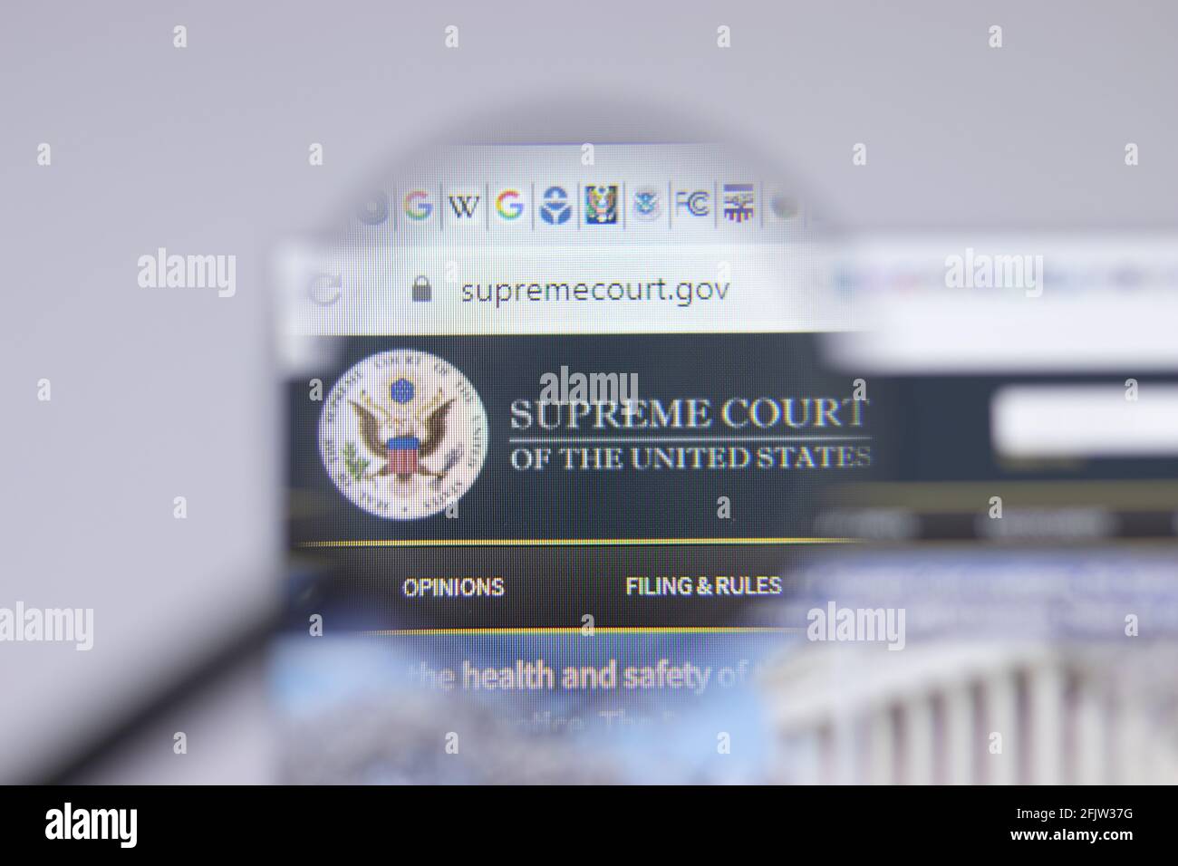 New York, USA - 26. April 2021: Logo des Obersten Gerichtshofs der Vereinigten Staaten in Nahaufnahme auf Website-Seite, illustrative redaktionelle Verwendung Stockfoto