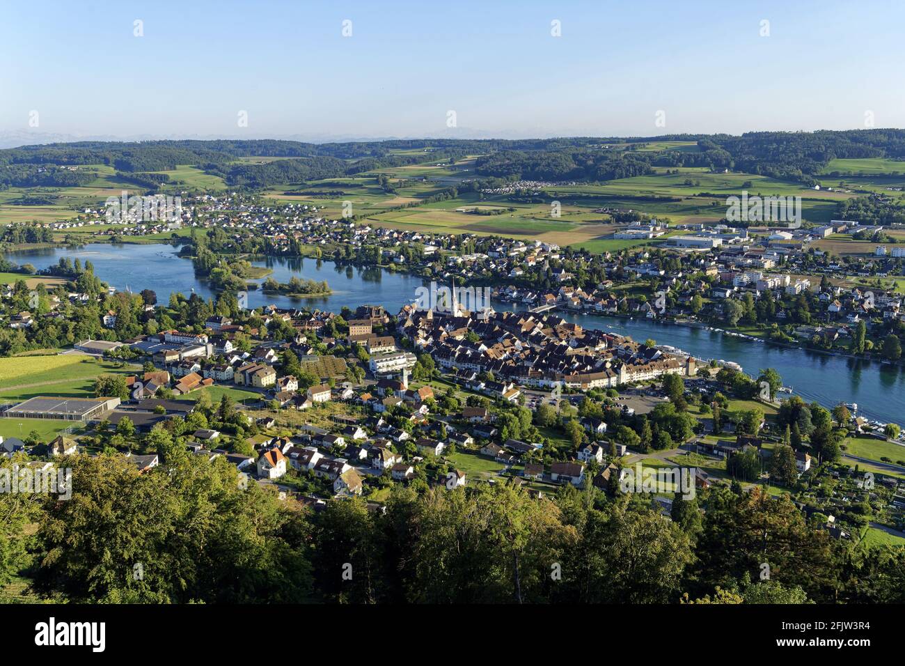 Schweiz, Kanton Schaffhausen, Stein am Rhein, Blick auf die Altstadt und den Rhein Stockfoto