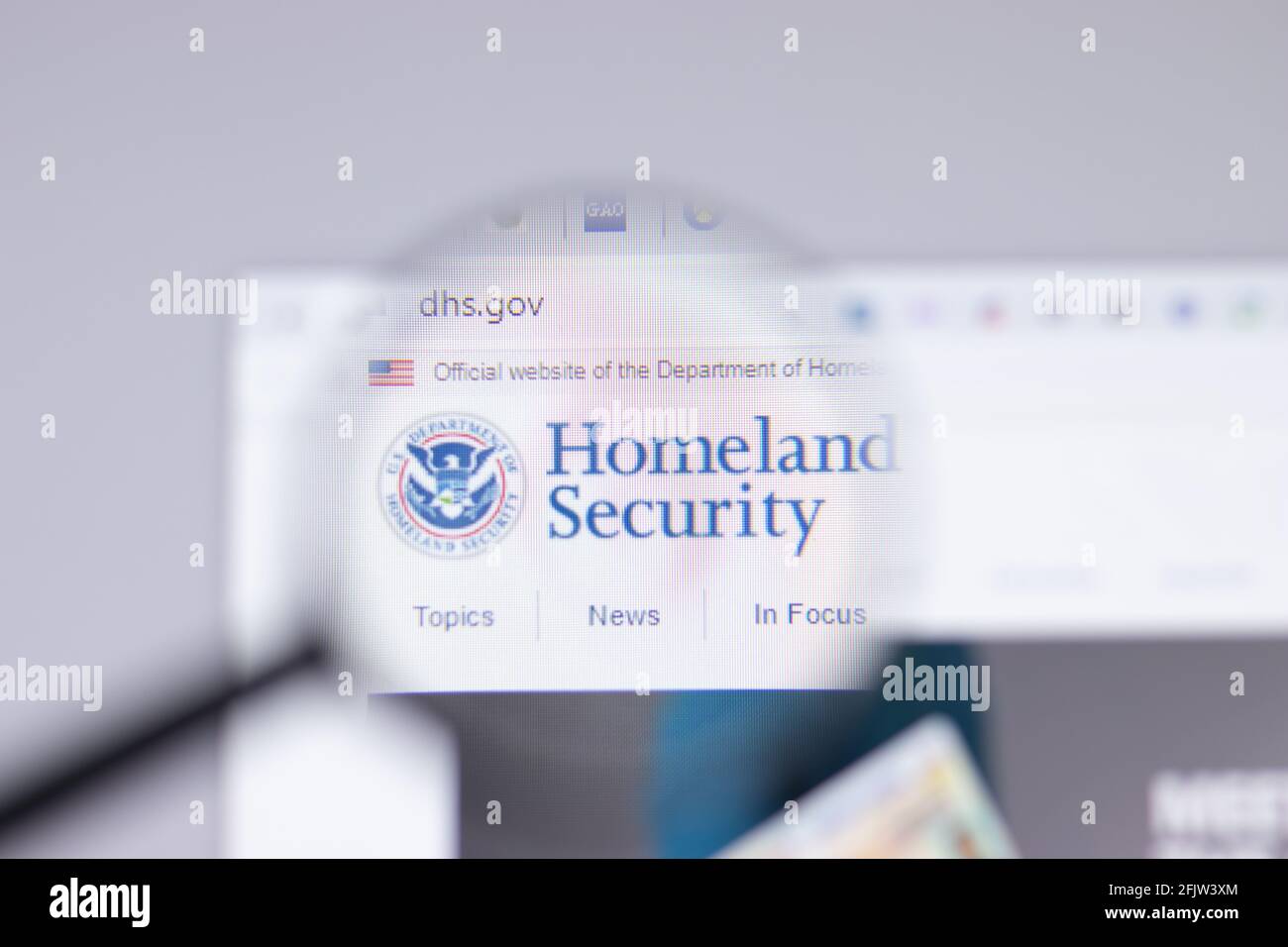 New York, USA - 26. April 2021: DHS-Logo des US-Heimatschutzministeriums in Nahaufnahme auf der Webseite, illustrative redaktionelle Darstellung Stockfoto
