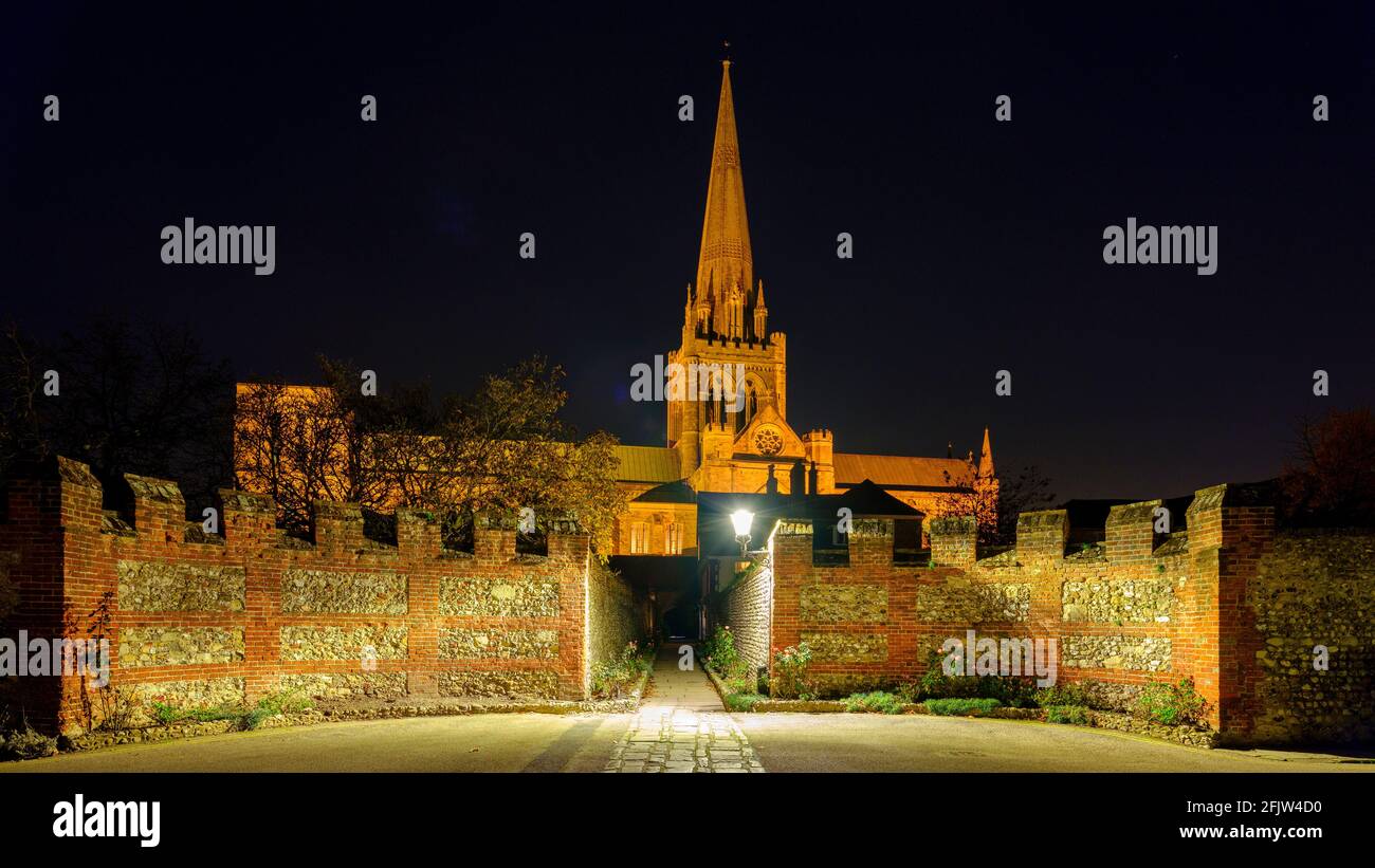 Chichester, Großbritannien - 13. November 2020: Nachtansicht der Chichester Kathedrale und des Marktkreuzes, West Sussex, Großbritannien Stockfoto