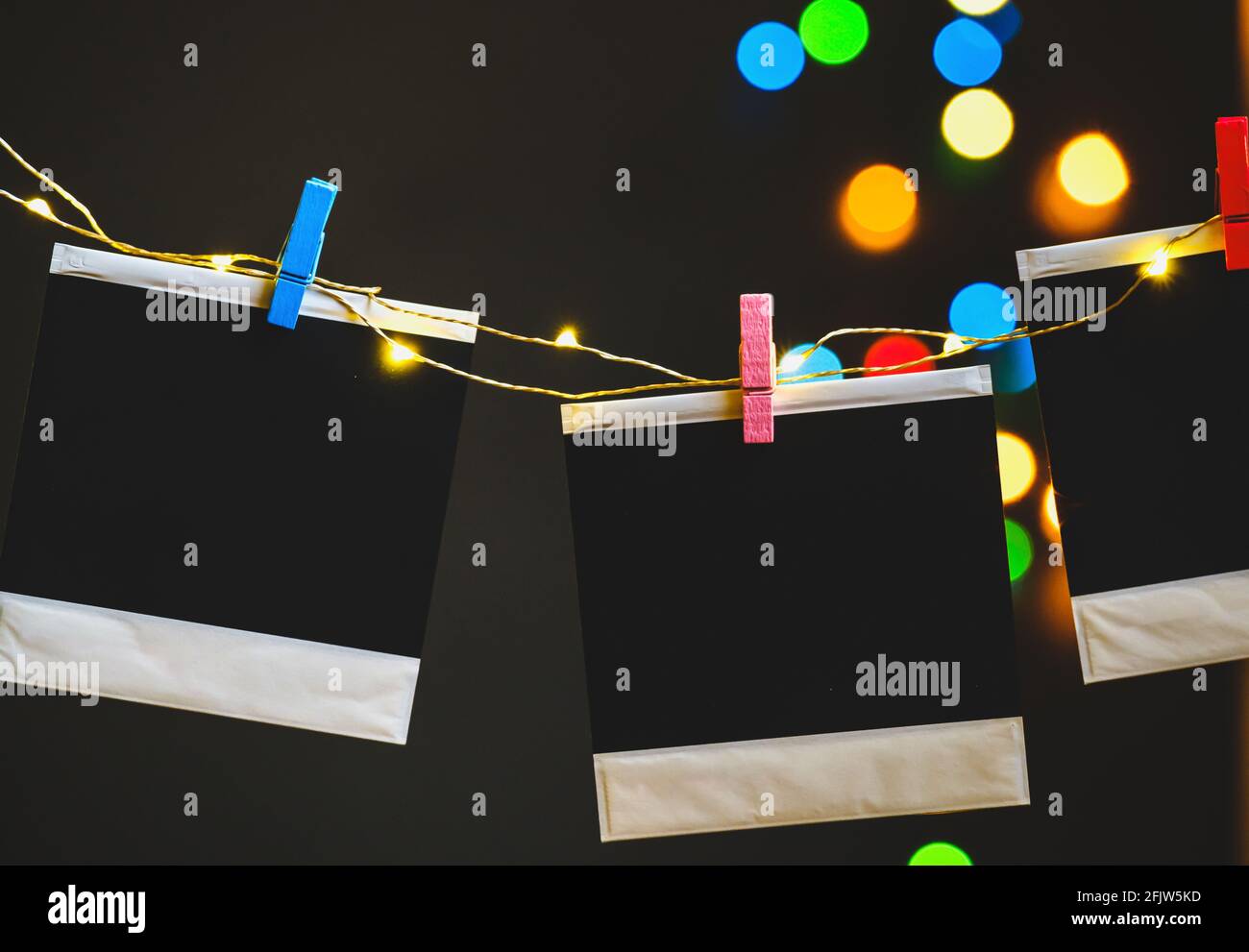 Dekorative Schablone Rahmen auf Seil. Fotorahmen für Ferien Bild oder Erinnerungen verwenden. Fotokarten auf schwarzem Hintergrund Stockfoto