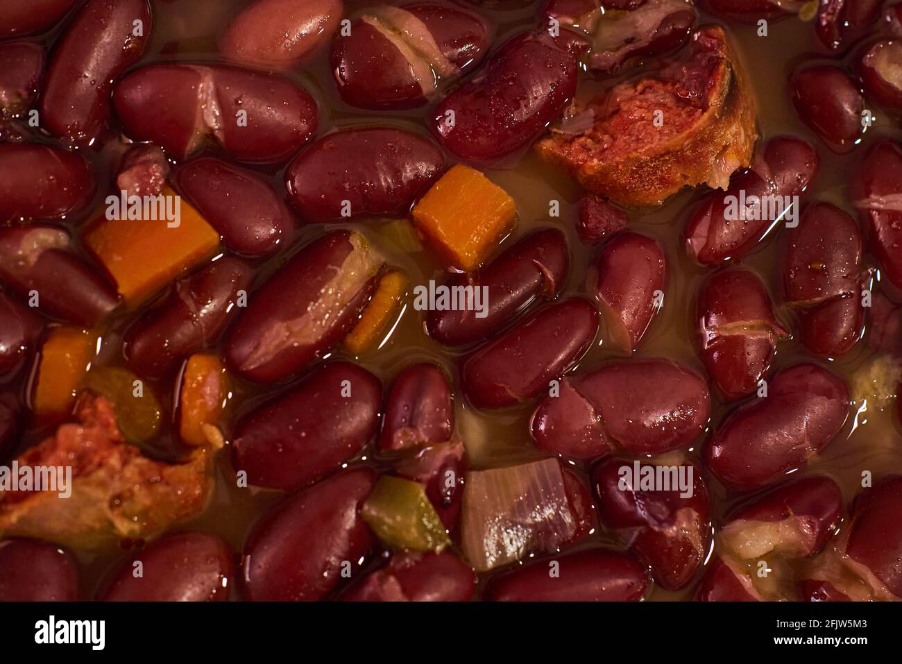 Nahansicht eines gesunden und leckeren typischen Gerichts aus Die Navarra-Region basiert auf roten Bohnen Stockfoto