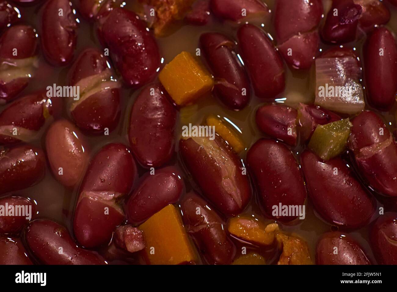 Nahansicht eines gesunden und leckeren typischen Gerichts aus Die Navarra-Region basiert auf roten Bohnen Stockfoto