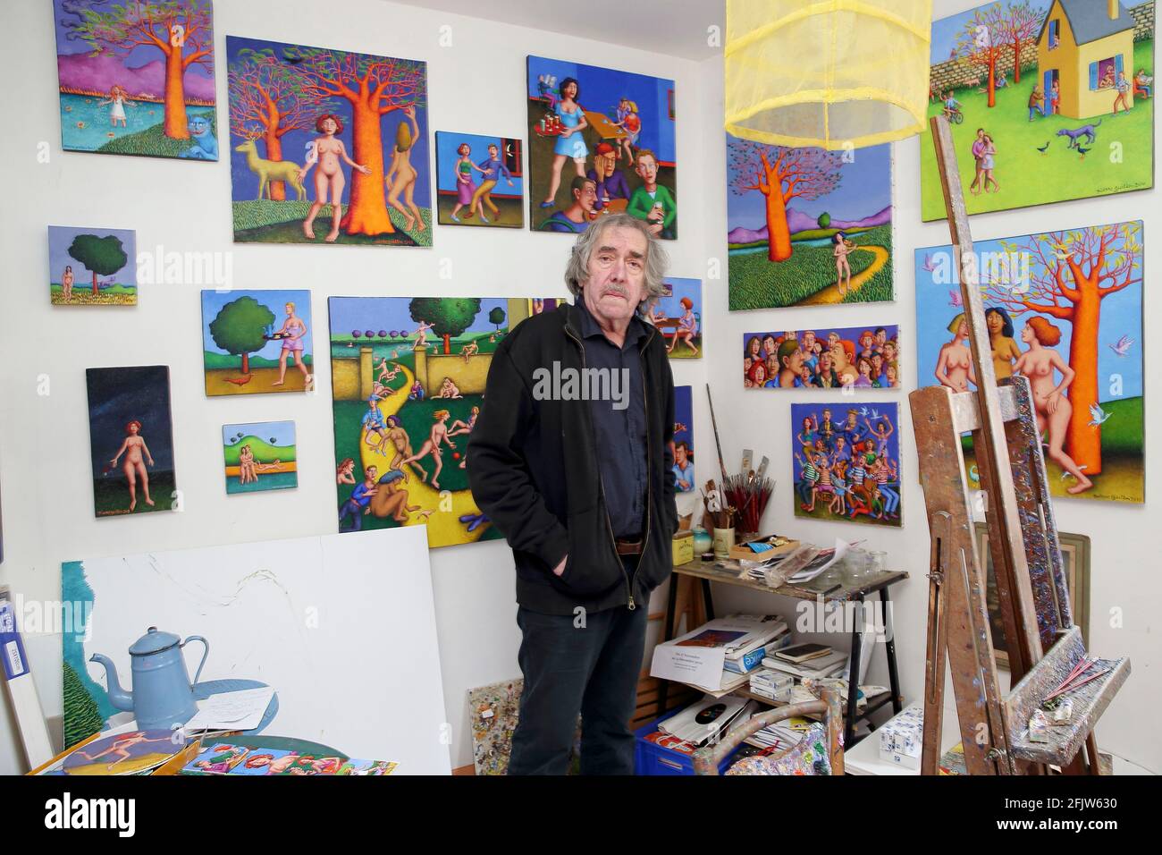 Frankreich, Indre et Loire, Loches, der Maler Pierre Guitton in seinem Atelier, ist Karikaturist und Maler, Er zeichnete insbesondere in Charlie Mensuel und Hara-Kiri, und schuf die Zeitschrift Zinc, Er widmet sich jetzt der Malerei hier in seinem Atelier Stockfoto