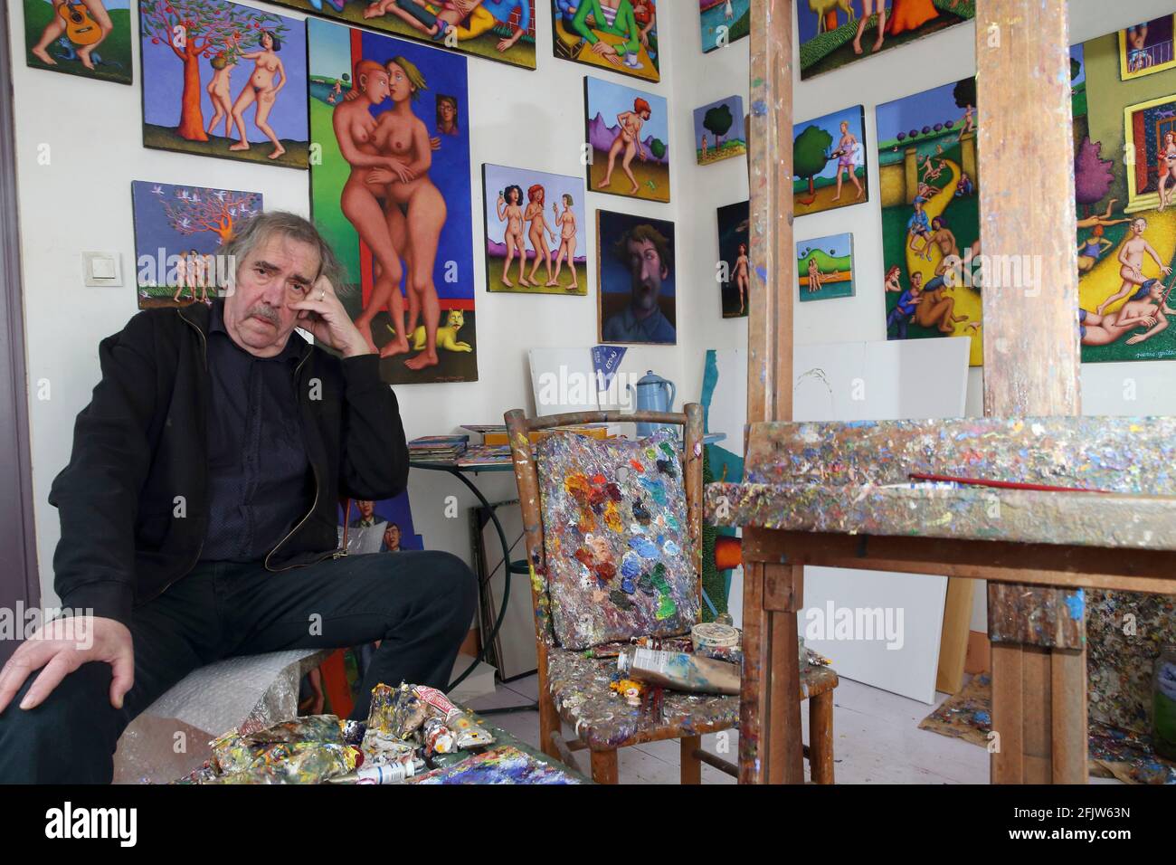 Frankreich, Indre et Loire, Loches, der Maler Pierre Guitton in seinem Atelier, ist Karikaturist und Maler, Er zeichnete insbesondere in Charlie Mensuel und Hara-Kiri, und schuf die Zeitschrift Zinc, Er widmet sich jetzt der Malerei hier in seinem Atelier Stockfoto
