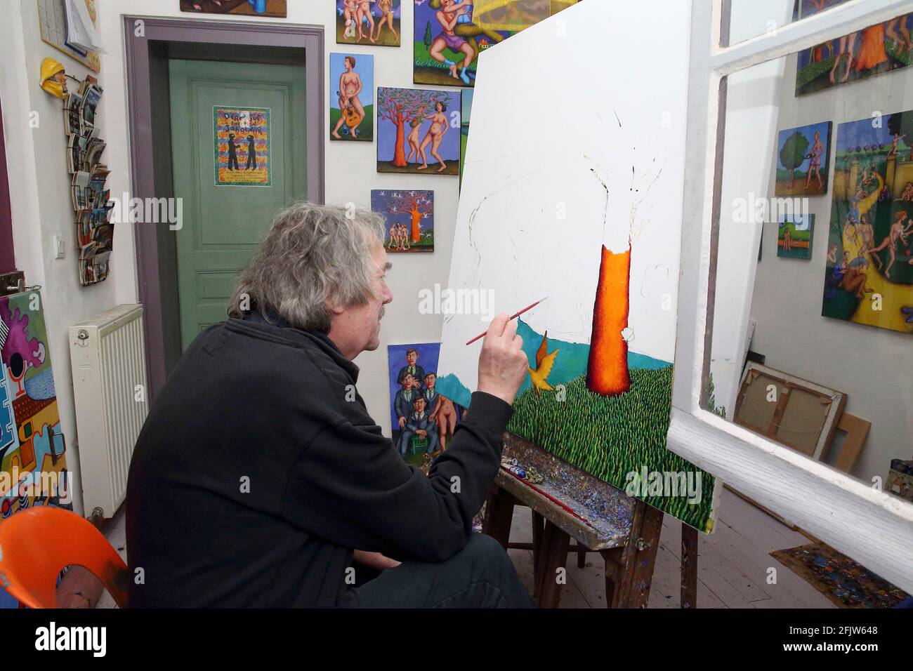 Frankreich, Indre et Loire, Loches, der Maler Pierre Guitton in seinem Atelier, ist Karikaturist und Maler, Er zeichnete insbesondere in Charlie Mensuel und Hara-Kiri, und schuf die Zeitschrift Zinc, Er widmet sich jetzt der Malerei hier in seinem Atelier Stockfoto