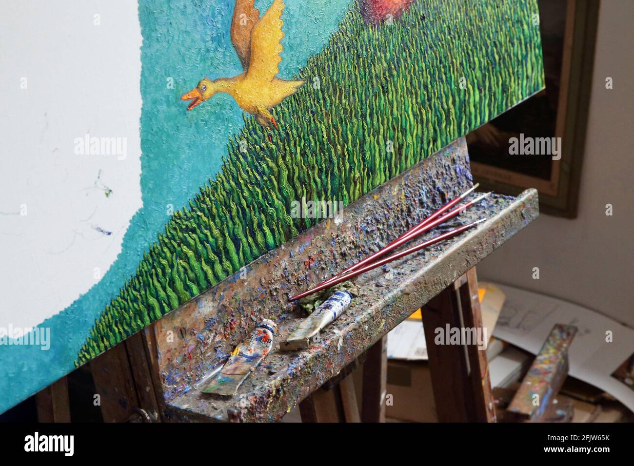 Frankreich, Indre et Loire, Loches, der Maler Pierre Guitton in seinem Atelier, ist Karikaturist und Maler, Er zeichnete insbesondere in Charlie Mensuel und Hara-Kiri, und schuf die Zeitschrift Zinc, Er widmet sich jetzt der Malerei hier in seinem Atelier Stockfoto