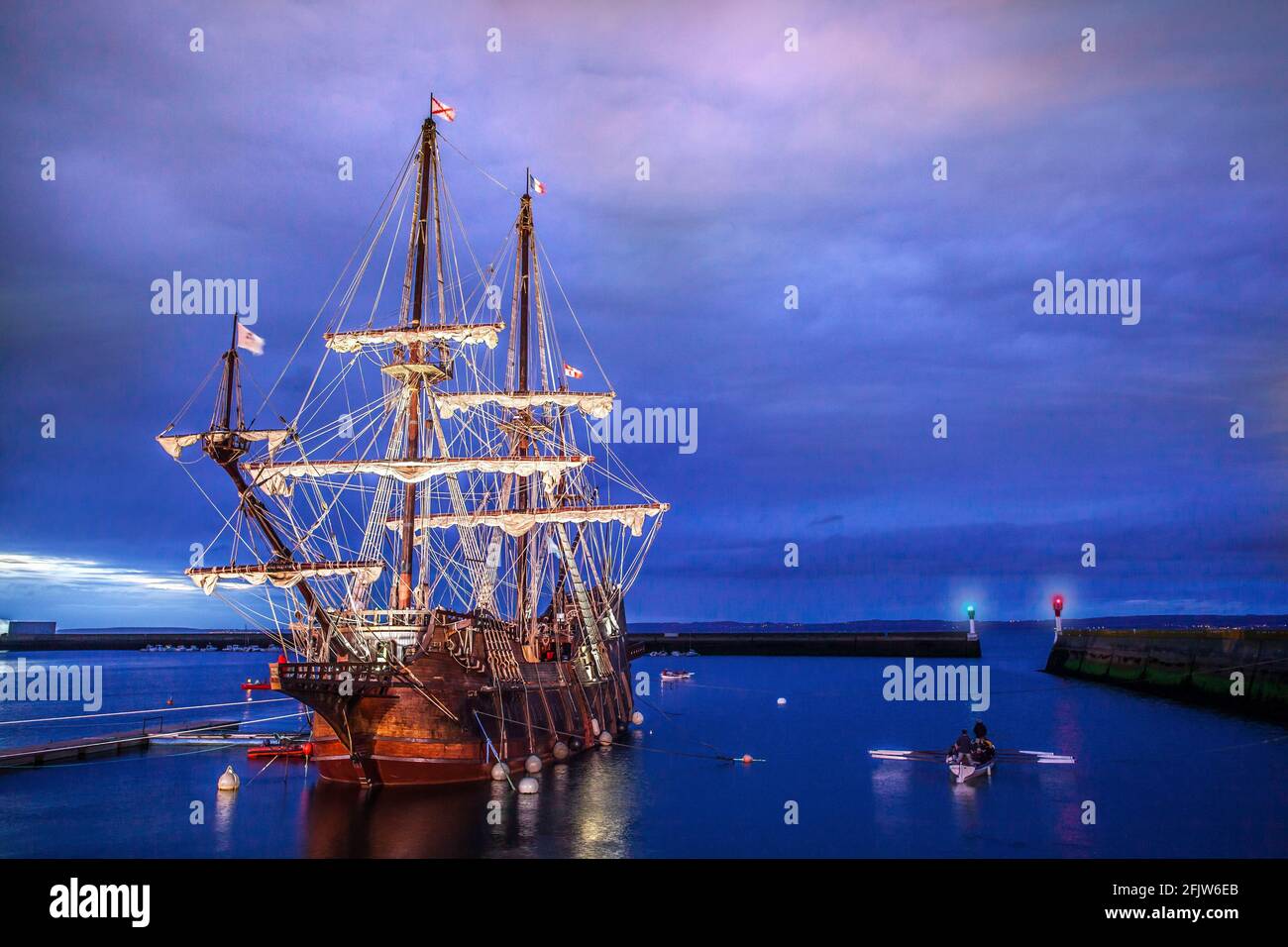 Frankreich, Finistère (29), Douarnenez, El Galeon ou Galeón Andalucía, réplique d'un galion espagnol du XVIe siècle, sur le Port du Rosmeur pendant le Festival maritime Temps Fête 2018 Stockfoto