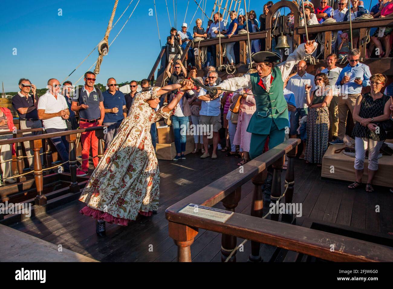 Frankreich, Finistère (29), Douarnenez, Animation costumée de la Truppe la Marie Claudine à Bord du El Galeon, réplique d'un galion espagnol du XVIe siècle, Port du Rosmeur, Festival maritime Temps Fête 2018 Stockfoto