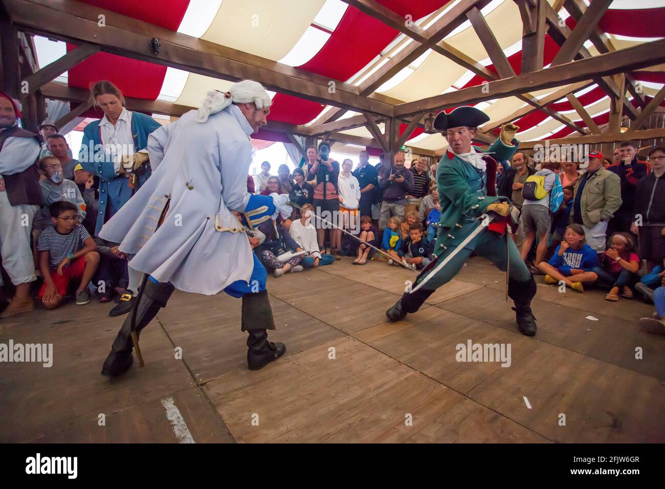 Frankreich, Finistère (29), Douarnenez, Animation costumée de la Truppe la Marie Claudine à Bord du El Galeon, réplique d'un galion espagnol du XVIe siècle, Port du Rosmeur, Festival maritime Temps Fête 2018 Stockfoto