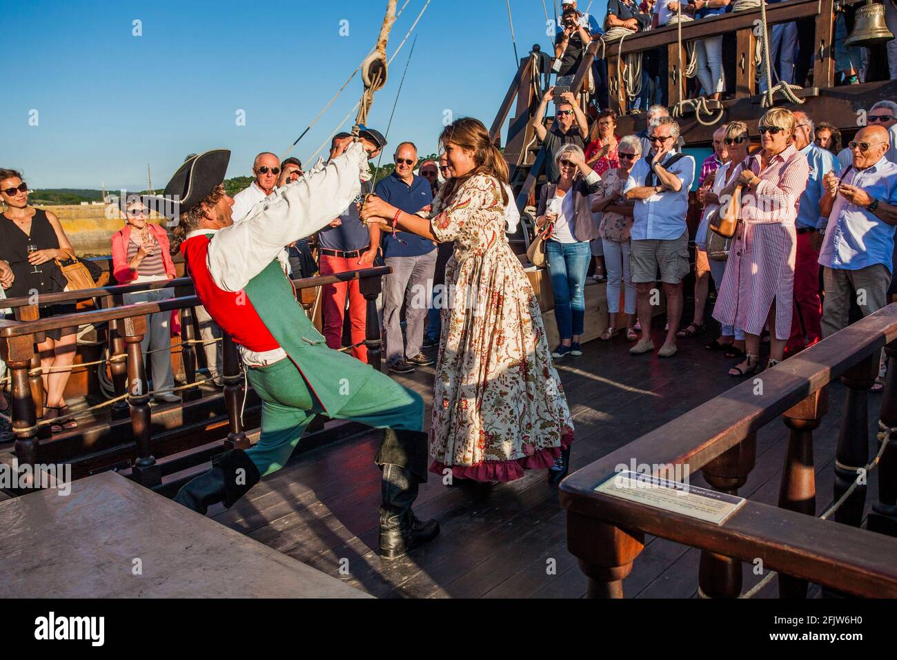 Frankreich, Finistère (29), Douarnenez, Animation costumée de la Truppe la Marie Claudine à Bord du El Galeon, réplique d'un galion espagnol du XVIe siècle, Port du Rosmeur, Festival maritime Temps Fête 2018 Stockfoto