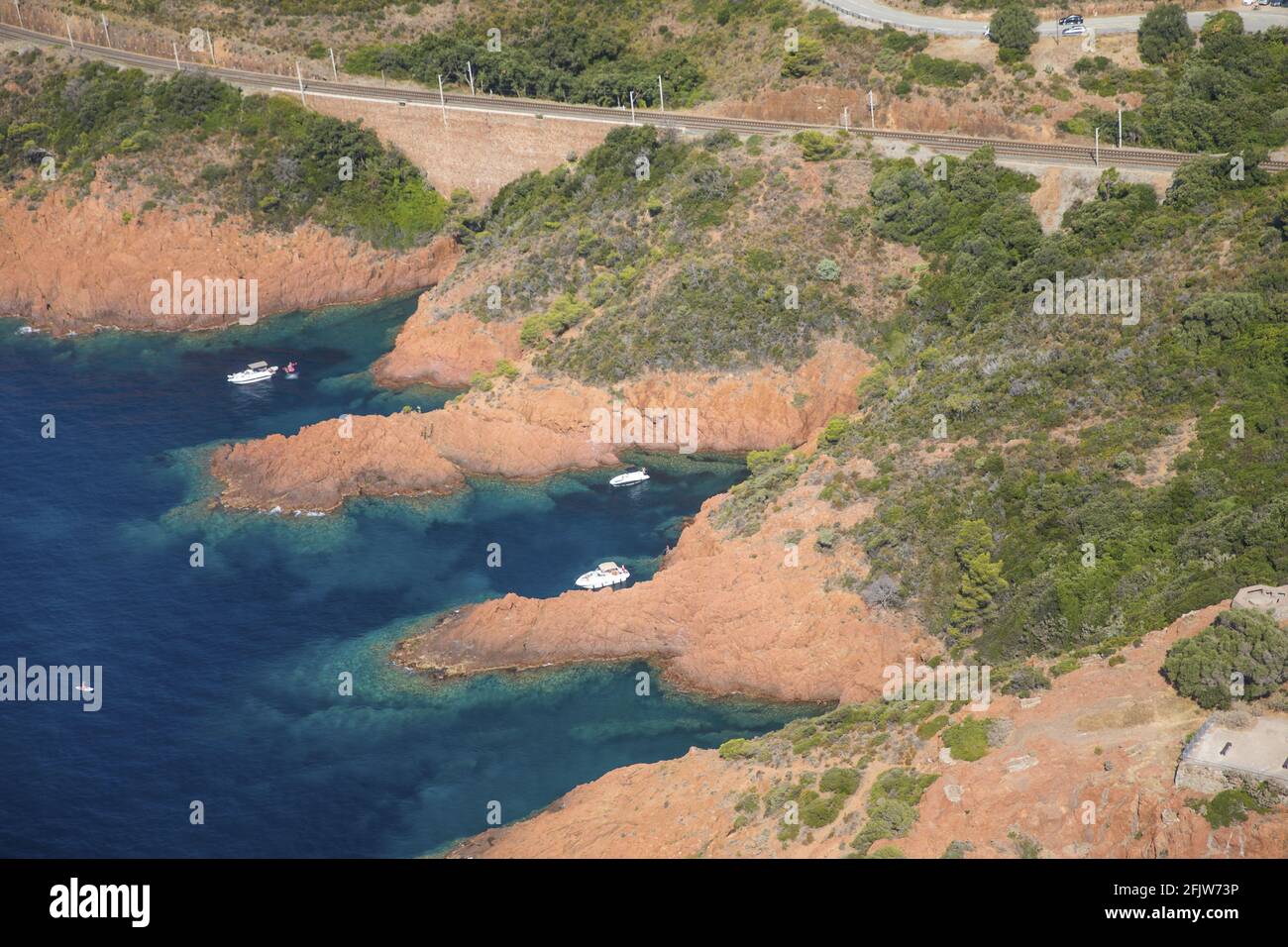 Frankreich, Var, Saint-Raphaël, Küstenstraße der Corniche d'Or, der Calanque und der Rocher de Saint-Barthélemy (Luftaufnahme) Stockfoto