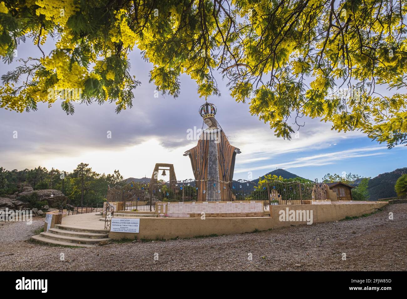 Frankreich, Alpes-Maritimes, Theoule-sur-Mer, Departmental Park Pointe de l'Aiguille, Notre-Dame d'Afrique Memorial auf Initiative des Blackfoot, der aus Algerien auf dem Wanderweg GR 653A in Richtung Santiago de Compostela zurückgeführt wurde Stockfoto