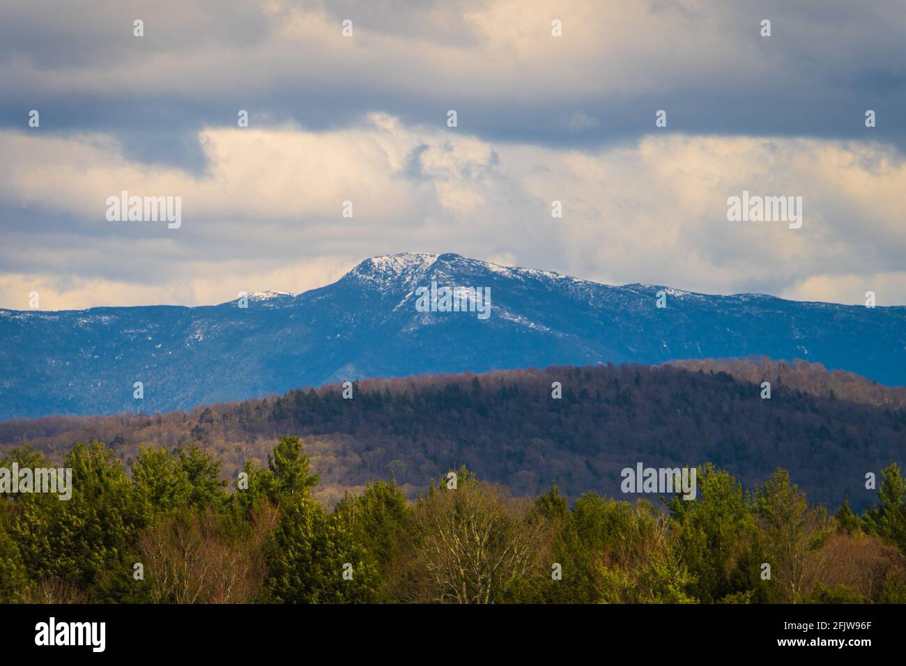 Frühlingsansicht des Mount Mansfield in den Vermont Green Mountains Stockfoto
