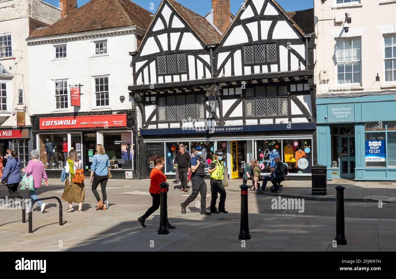 Salisbury, Wiltshire, England, Großbritannien. 2021. Besucher und Einkäufer auf der Queen Street mischen sich mit Polizeibeamten auf Patrouille. Stockfoto