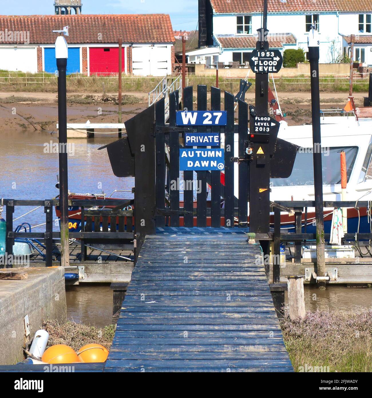Walberswick, Suffolk, Vereinigtes Königreich - 26 April 2021: Boote auf dem Fluss Blyth. Privater Anlegesteg für die Herbstdämmerung. Stockfoto