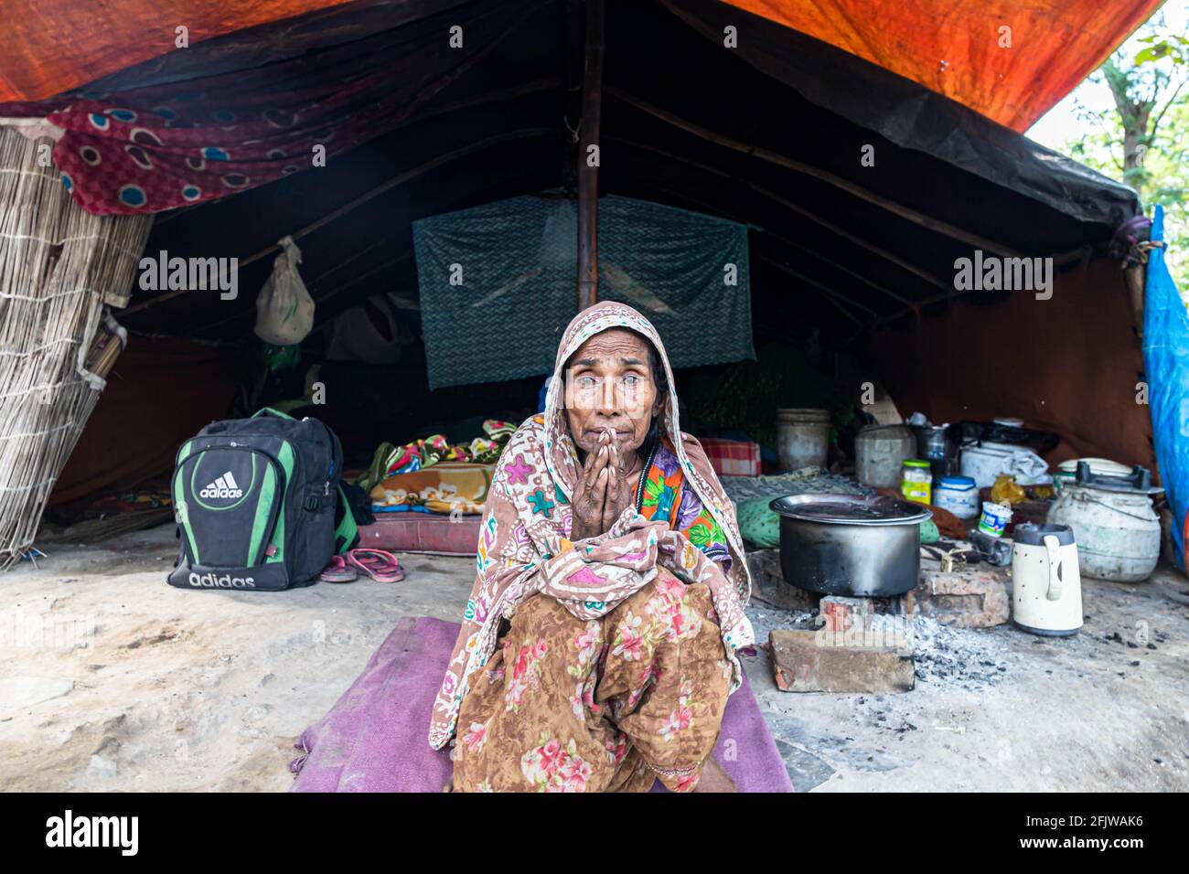 Porträt einer indischen älteren Frau, die während der Sperre in indien bettelte. Stockfoto