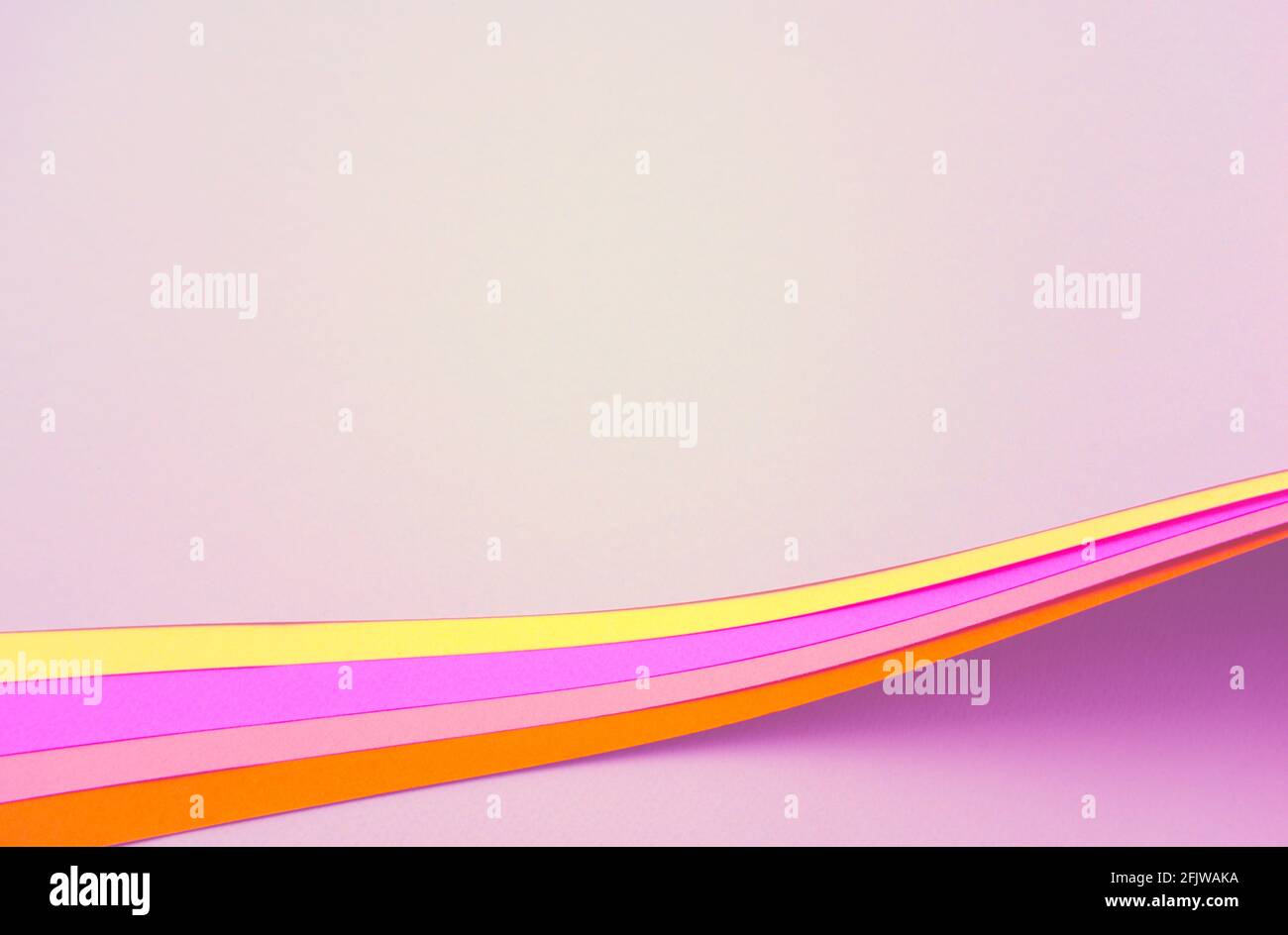 Wunderschöne ausgefallene Bögen aus geschwungenen Papieren. Farbenfroher abstrakter Texturhintergrund. Pastellrosa, hellviolett und gelb verbrannte sienna-Farben. Stockfoto