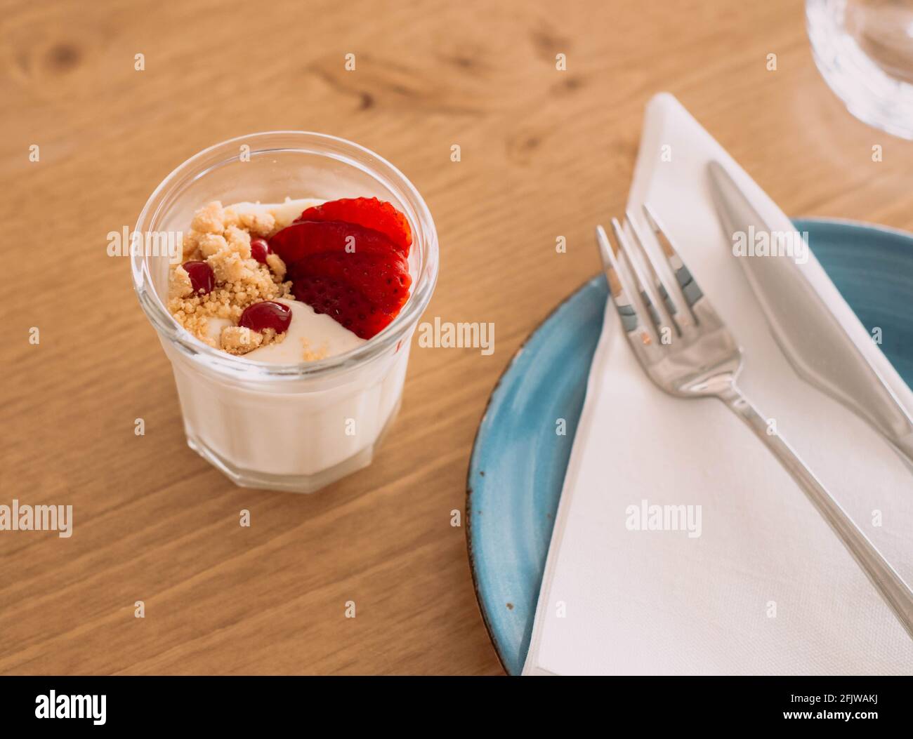 Gourmet-Version eines klassischen Käsekuchen mit natürlichen Erdbeeren, serviert in Einzelportionen Stockfoto