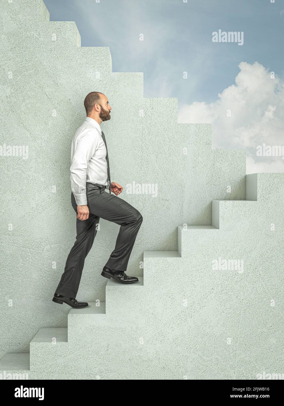 Geschäftsmann steigt die Treppe. Konzept des Erfolgs, der Aspiration, der Förderung. Stockfoto