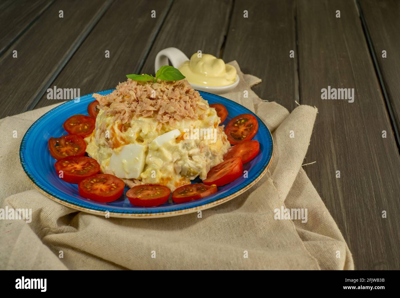 Russischer Salat typisch frisches Sommeressen mit hartgekochtem Ei ...