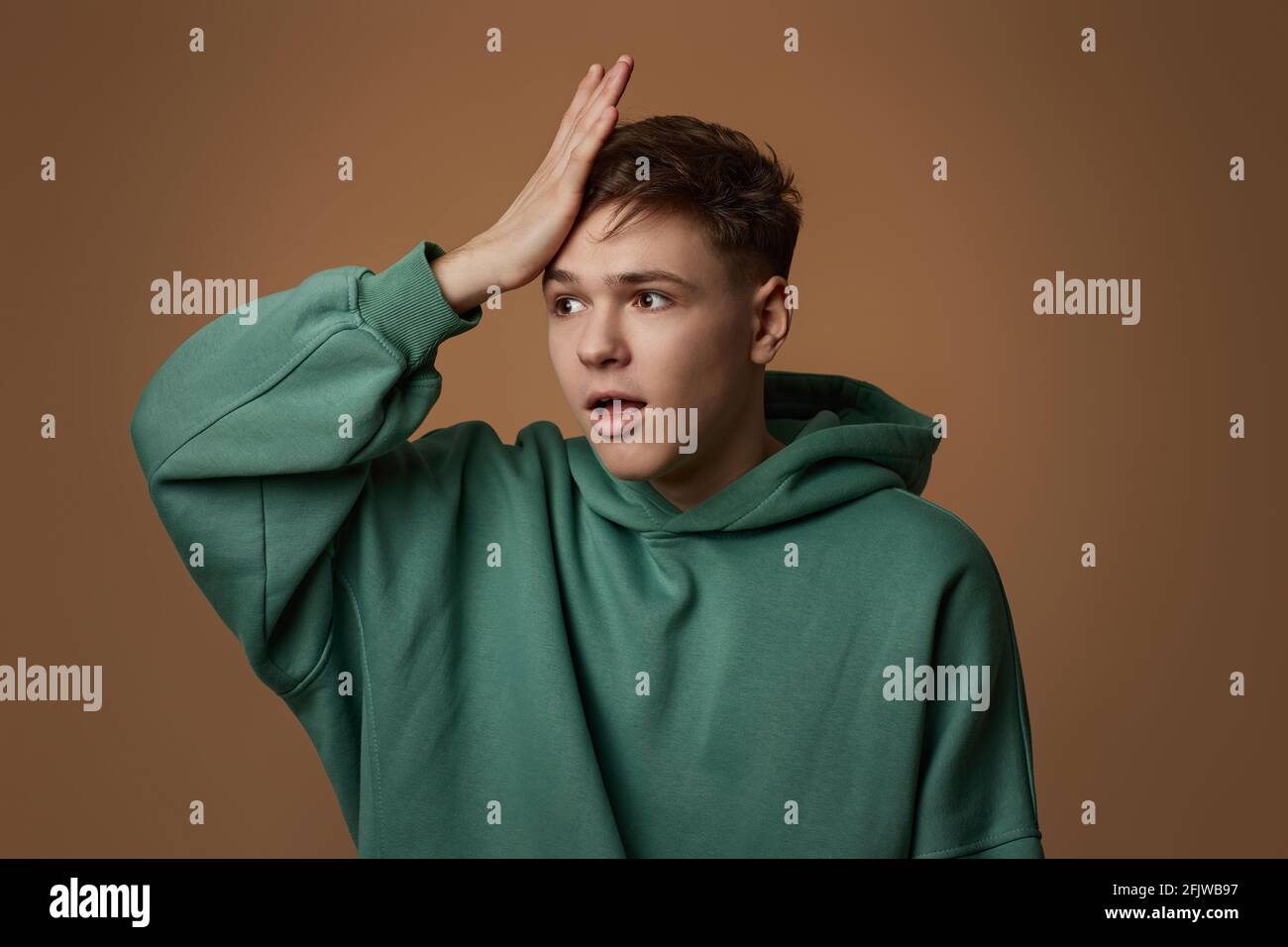 Verärgert junger Mann im Sweatshirt etwas vergessen oder gemacht ein Fehler Stockfoto