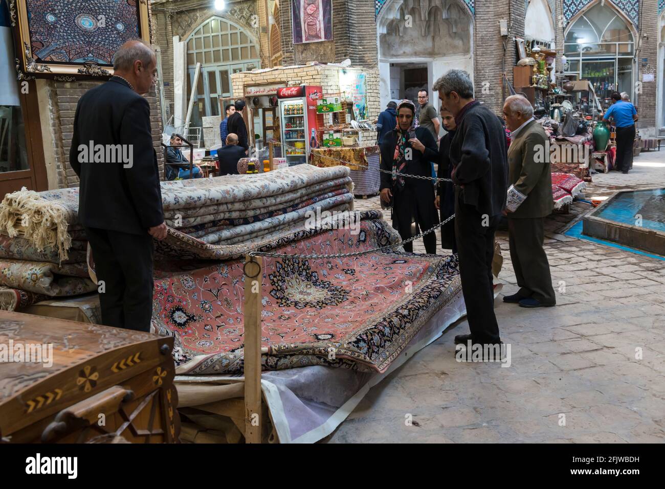 Rugseller auf dem Aminoddole Plaza des Timche-Ye Amin od-Dowleh Abschnitts des alten Basars in Kashan. Iran Stockfoto