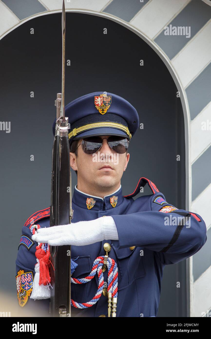 PRAG, TSCHECHISCHE REPUBLIK - 30. Mai 2016: Sentry bei der Präsidentenresidenzen in der Nähe der Kaiserlichen Ställe Eingang der Prager Burg Stockfoto