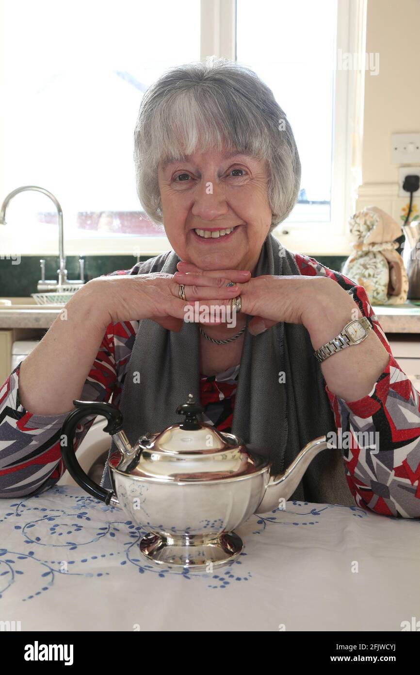 Zu Patrica Weston von 3 Earls Way in Alloway gehört Eine Wohltätigkeitsorganisation „machen einen Unterschied“, wo regelmäßiger Tee Partys werden abgehalten, um ältere Menschen zu treffen und ihnen zu helfen Durch ihre Einsamkeit Stockfoto