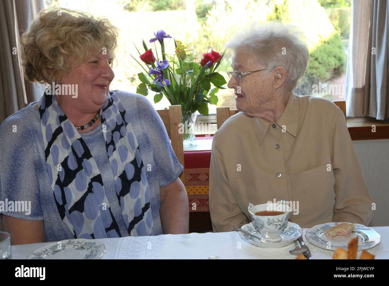 Zu Patrica Weston von 3 Earls Way in Alloway gehört Eine Wohltätigkeitsorganisation „machen einen Unterschied“, wo regelmäßiger Tee Partys werden abgehalten, um ältere Menschen zu treffen und ihnen zu helfen Durch ihre Einsamkeit Mauveen McColl (korrekte Schreibweise)Nan Gourmay Stockfoto