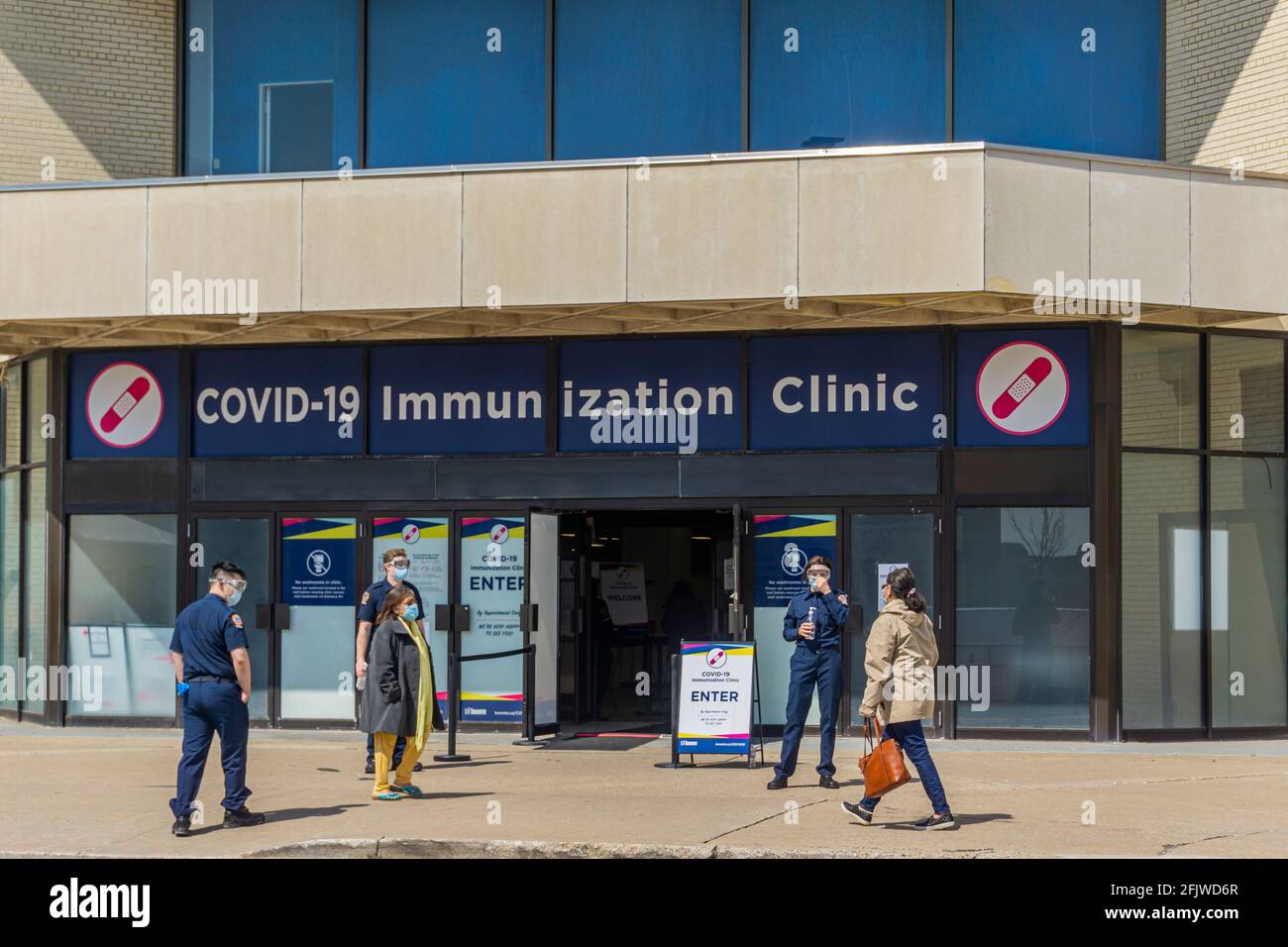 Toronto, Kanada, 2021. April - Eintritt in die Covid-19 Mass Impfing Clinic im Stadtzentrum von Scarborough, wo Hilfskräfte Anweisungen geben Stockfoto