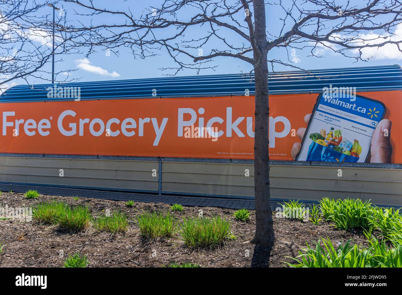 Toronto, Kanada, April 2021 - EIN Zeichen eines Walmart-Geschäfts für die Online-Bestellung von Lebensmitteln und Abholung auf einem Schuppen angezeigt Stockfoto