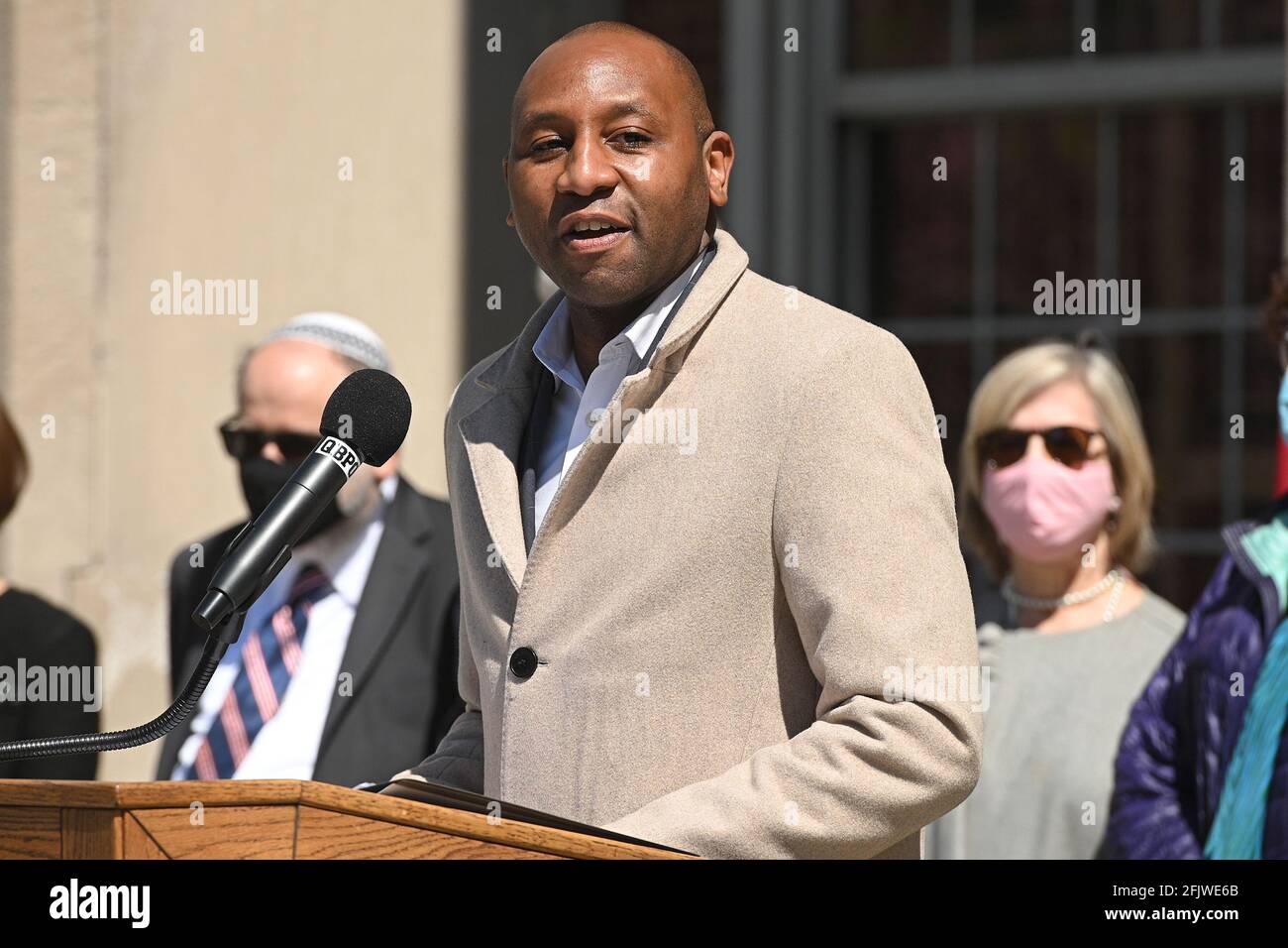 New York, USA. April 2021. Donavan Richards, Präsidentin von Queens Borough, spricht bei einer Zeremonie zu Ehren der verstorbenen Claire Shulman, ehemaligen Präsidentin von Queens Borough, vor der Queens Borough Hall in New York, NY, am 26. April 2021. Claire Shulman war die erste Präsidentin von Queens Borough, die von 1986 bis 2002 diente und am 16. August 2020 im Alter von 94 Jahren starb.(Foto von Anthony Behar/Sipa USA) Quelle: SIPA USA/Alamy Live News Stockfoto