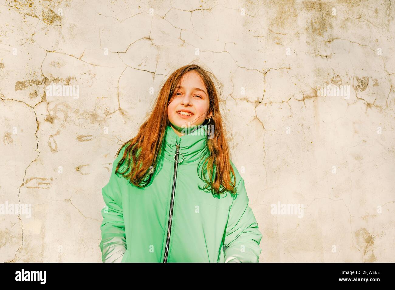 Junge Mode Mädchen im Frühling im Freien. Teenager-Mädchen in einer grünen  Jacke. Mädchen moderne Mode Stockfotografie - Alamy
