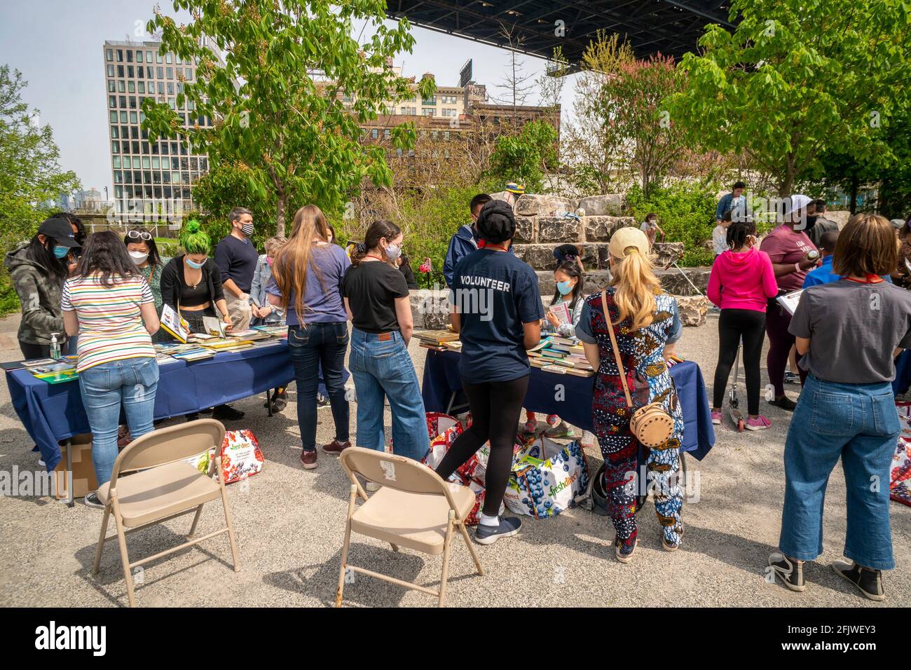 New York, USA. April 2021. Buchliebhaber kommen am Samstag, den 24. April 2021, in den Brooklyn Bridge Park in Brooklyn in New York, um sich auf einer childrenÕs Buchmesse die kostenlosen Bücher zu ansehen. (Foto von Richard B. Levine) Quelle: SIPA USA/Alamy Live News Stockfoto