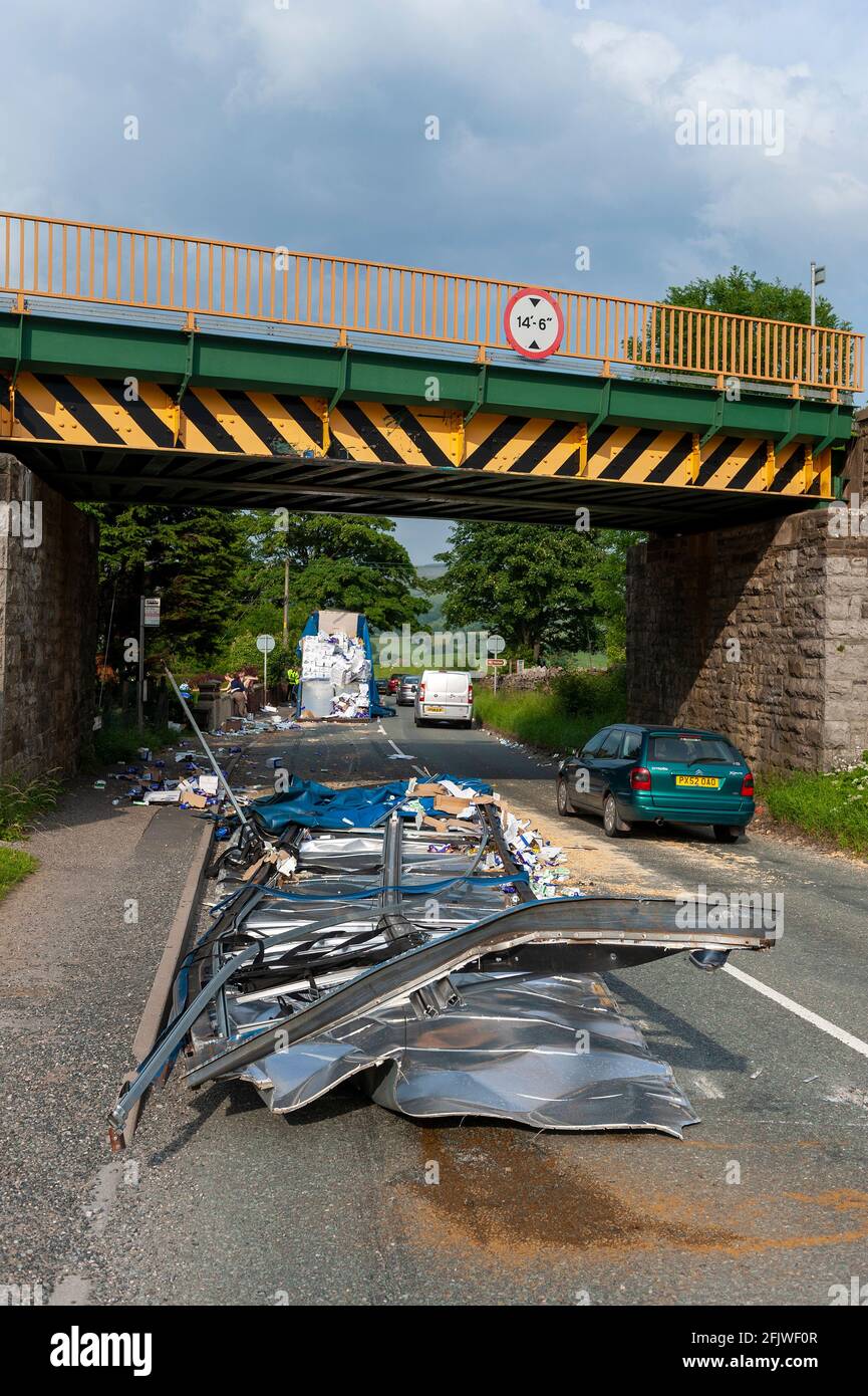Absturz auf einer Hauptstraße, wo ein Wagen versucht hat, unter eine niedrige Brücke zu fahren und das Dach abgerissen hat. Kirkby Stephen, Cumbria, Großbritannien. Stockfoto