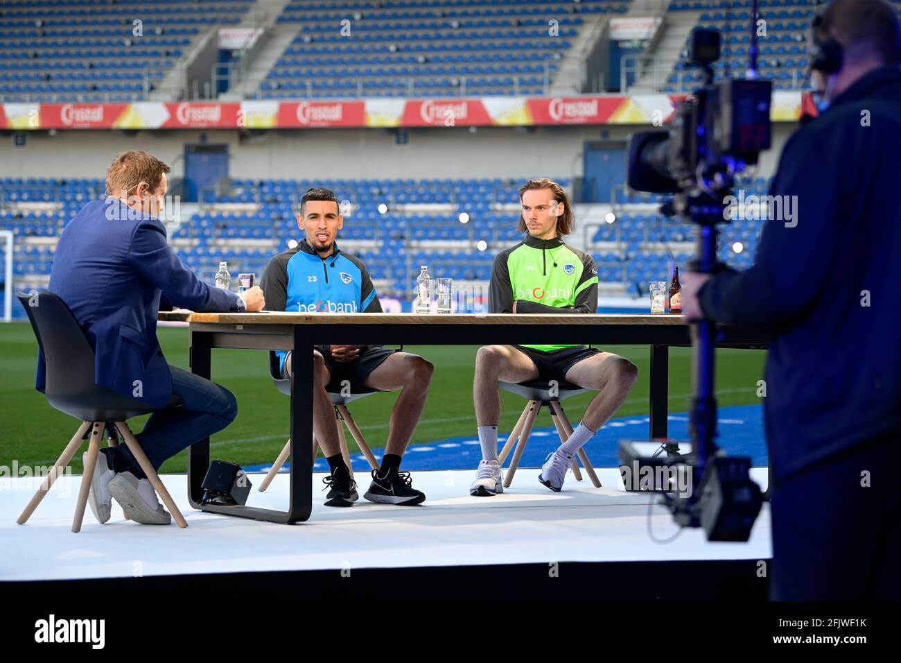 Genks Pressereferent Peter Morren, Genks Daniel Munoz und Genks Torwart Maarten Vandevoordt, die während einer Feier des KRC Genk nach ihrem Foto gezeigt wurden Stockfoto