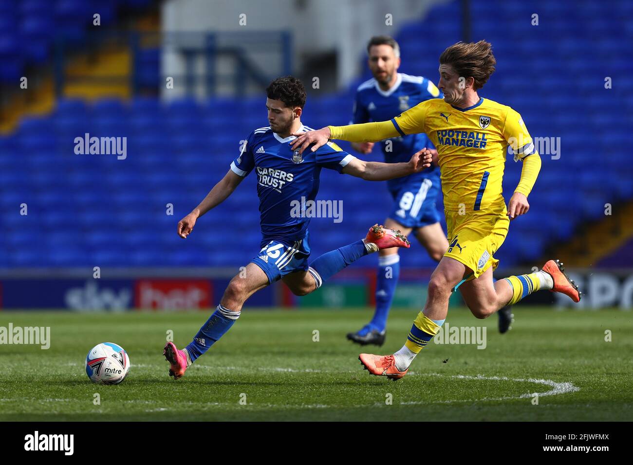 Armando Dobra aus Ipswich Town und Alex Woodyard von AFC Wimbledon - Ipswich Town / AFC Wimbledon, Sky Bet League One, Portman Road, Ipswich, Großbritannien - 24. April 2021 nur zur redaktionellen Verwendung – es gelten die Einschränkungen von DataCo Stockfoto