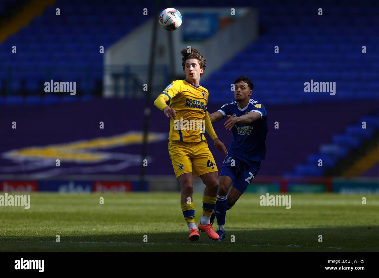 Alex Woodyard von AFC Wimbledon und Andre Dozzell von Ipswich Town - Ipswich Town / AFC Wimbledon, Sky Bet League One, Portman Road, Ipswich, Großbritannien - 24. April 2021 nur zur redaktionellen Verwendung – es gelten die Einschränkungen von DataCo Stockfoto