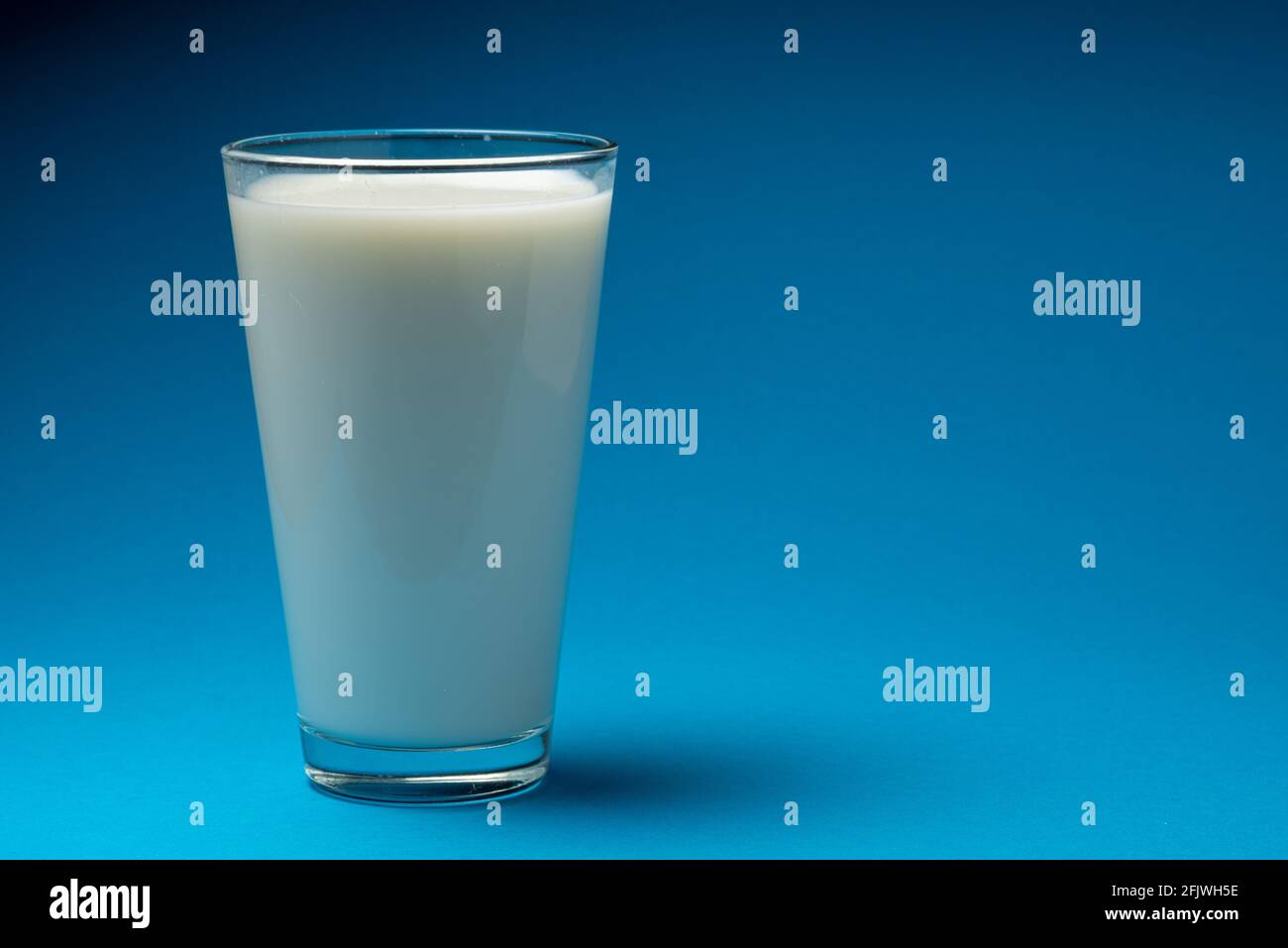 Glas frische Milch auf blauem Hintergrund isoliert. Stockfoto