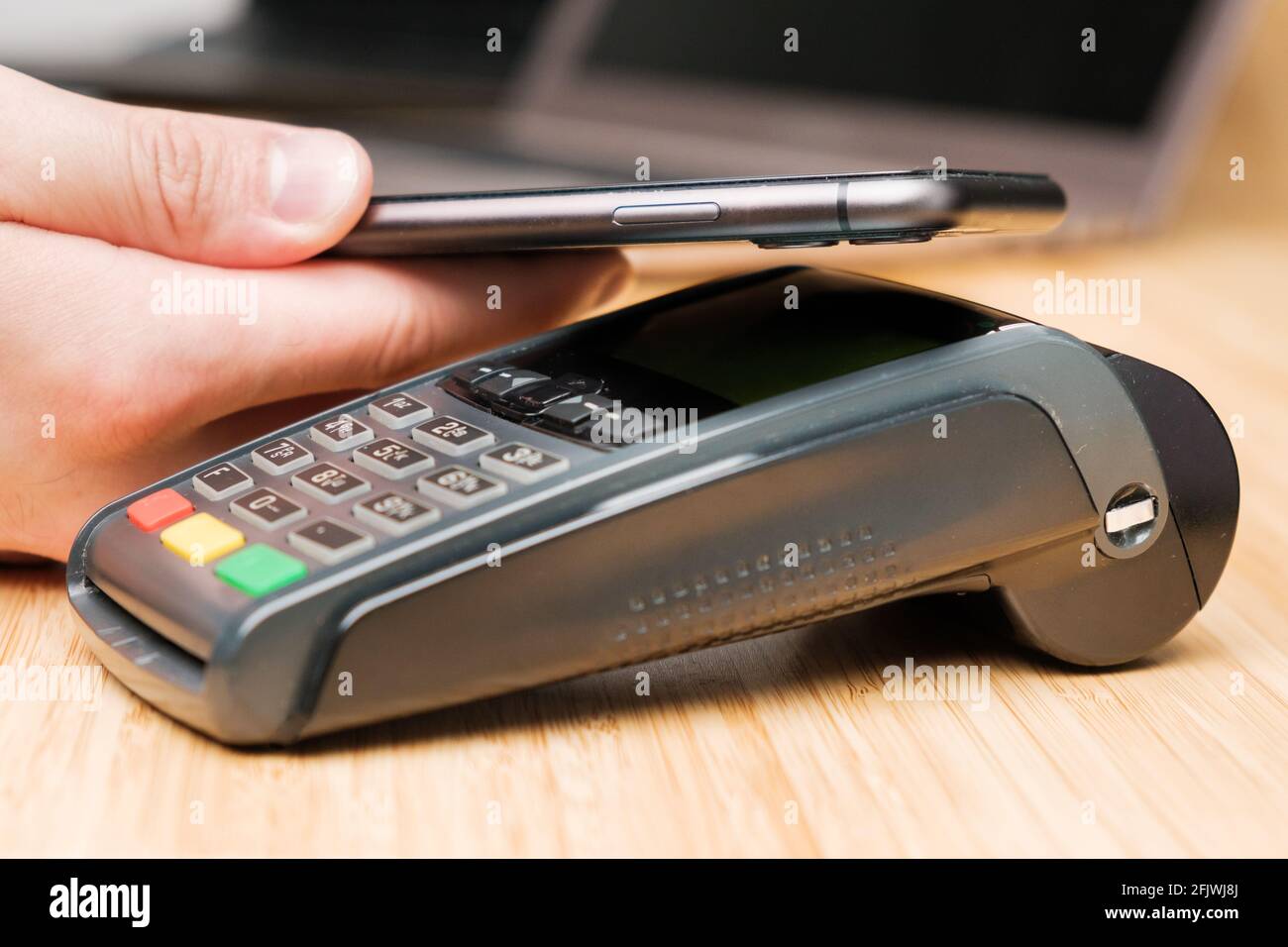 Man nutzt kabelloses Terminal, kontaktloses Bezahlen mit dem Smartphone Stockfoto