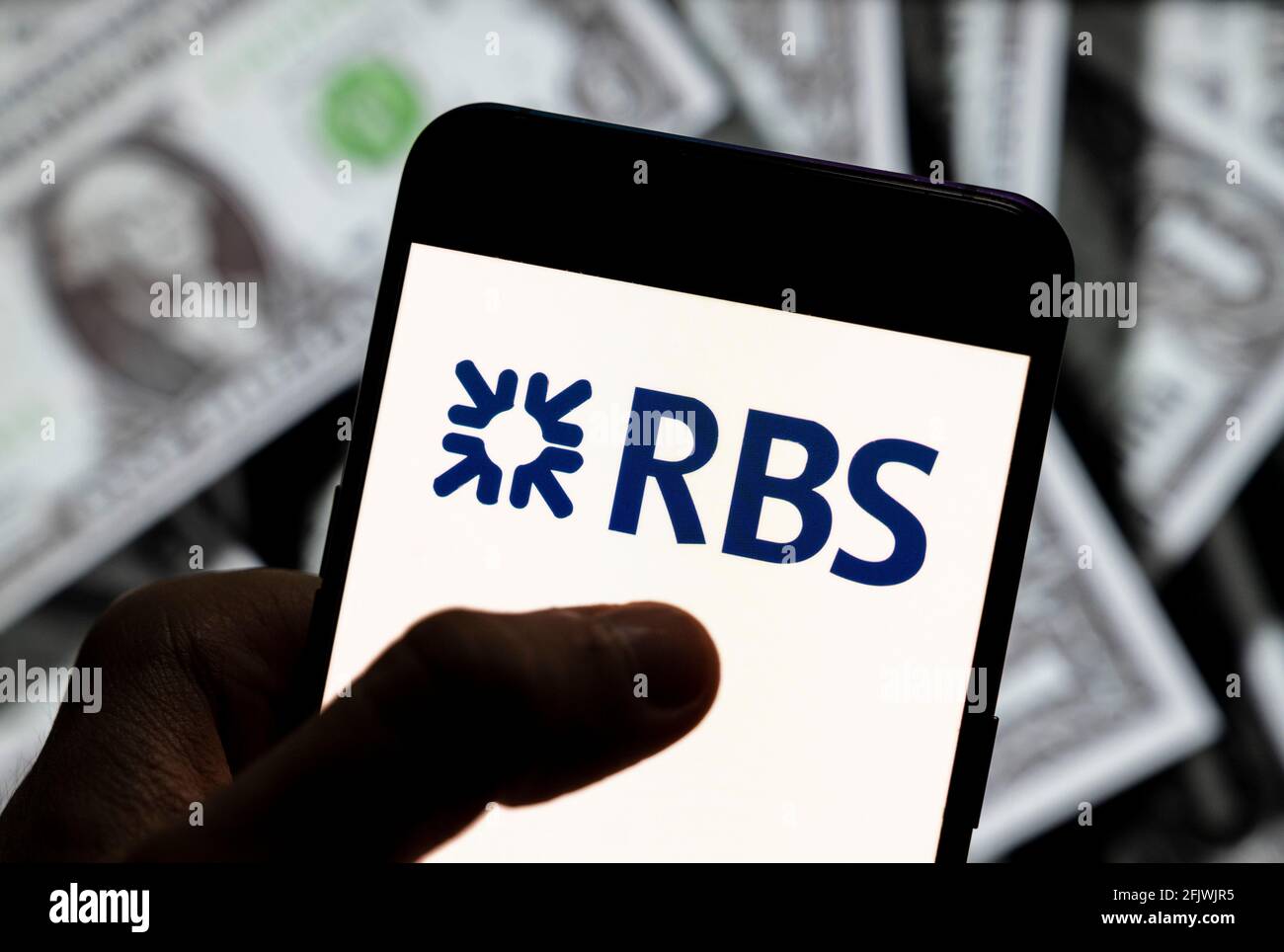 In dieser Abbildung sehen Sie das multinationale Bank- und Finanzdienstleistungsunternehmen The Royal Bank of Scotland RBS-Logo, das auf einem Smartphone mit US-Dollar (USD) im Hintergrund angezeigt wird. Stockfoto