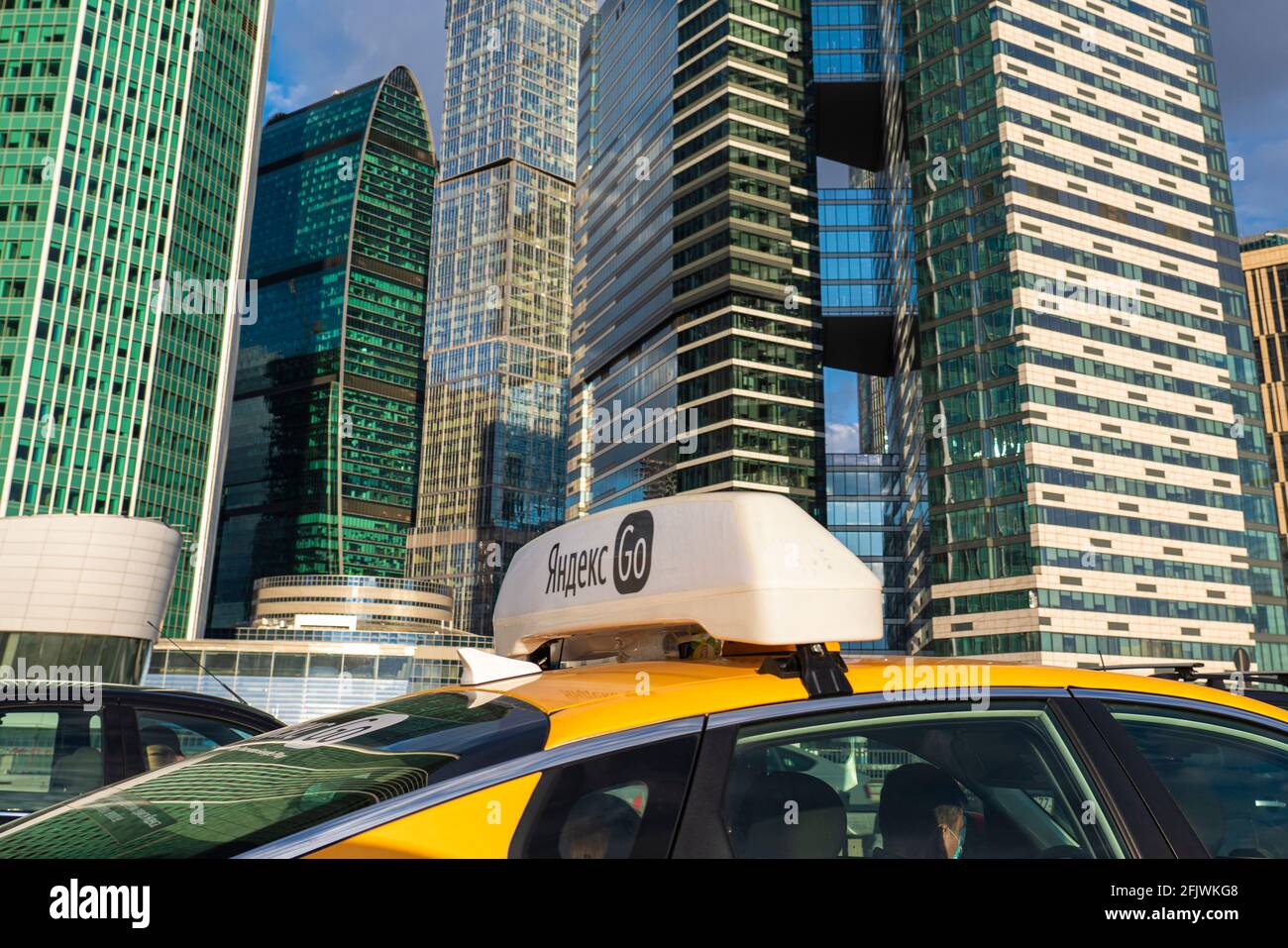 Moskau, Russland - 25. April 2021: Ein gelbes Yandex-Taxi auf den Straßen Moskaus. Hochwertige Fotos Stockfoto