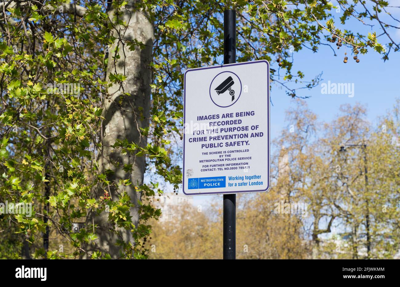 CCTV-Schild der Polizei auf den Straßen von London An einem sonnigen Tag Stockfoto
