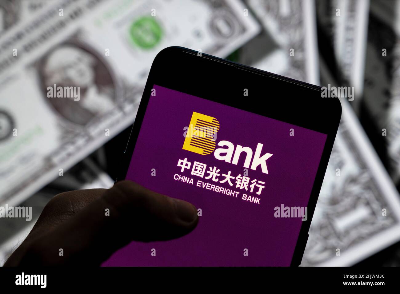 China. April 2021. In dieser Abbildung ist das chinesische staatliche Bank- und Finanzdienstleistungsunternehmen China Everbright Logo auf einem Smartphone mit US-Dollar (USD) im Hintergrund zu sehen. Kredit: Budrul Chukrut/SOPA Images/ZUMA Wire/Alamy Live Nachrichten Stockfoto