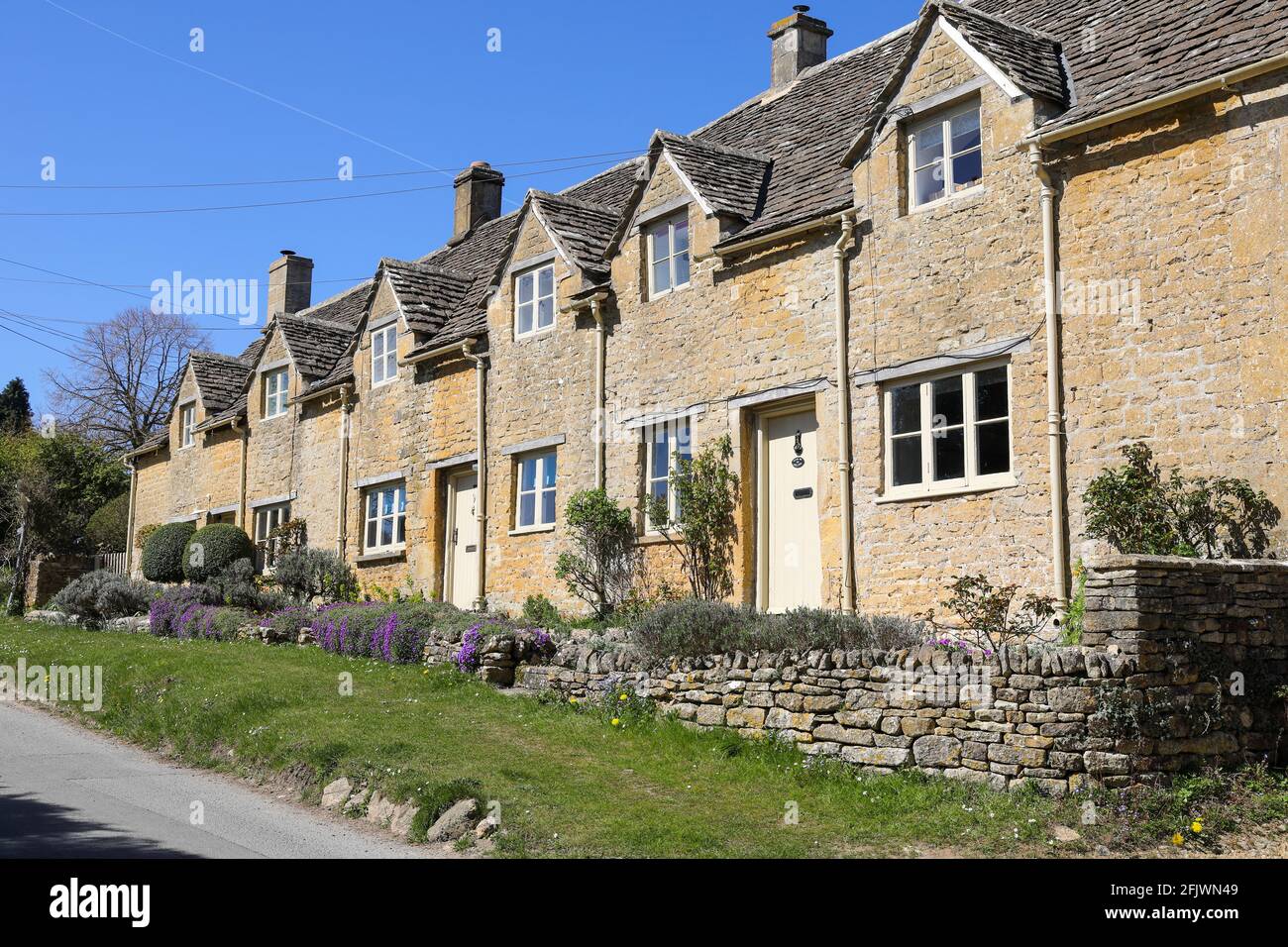 The Cotswolds - schöne Terrasse aus Steinhäusern, High Street, Withington Dorf in Gloucestershire Stockfoto