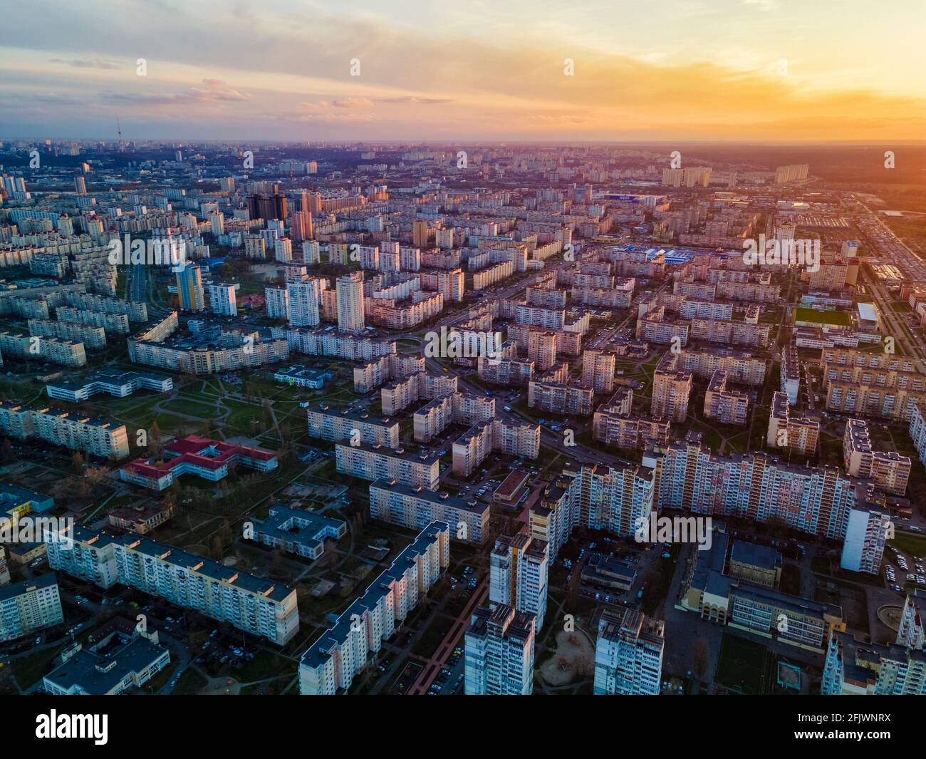 Sonnenuntergang über den Stadtvierteln von oben. Luftaufnahme Stockfoto