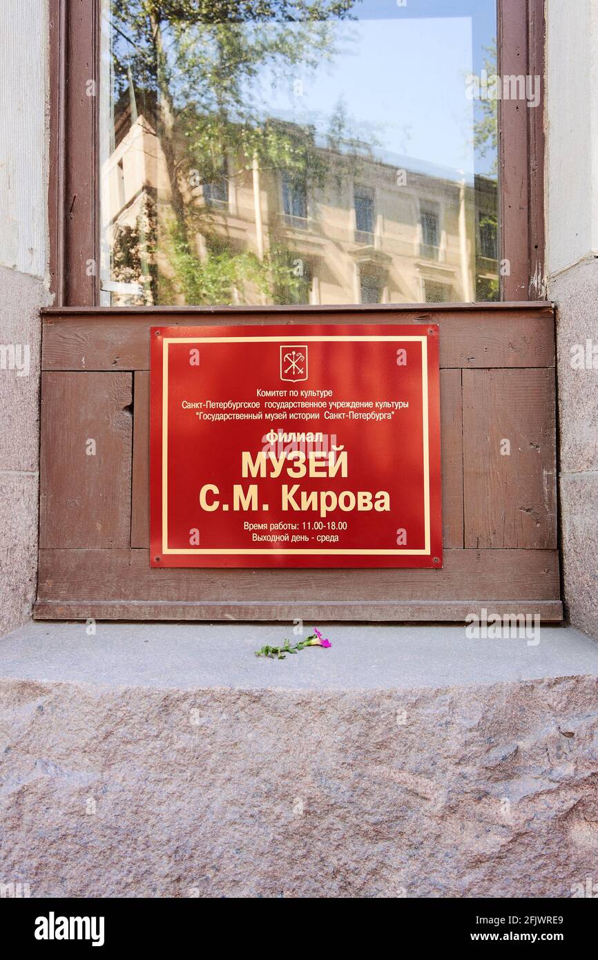 Namensschild des Museums S.M. Kirow, erster Sekretär des Leningrader Regionalkomitees und der Gorkom-Partei. Kamennoostrovsky, 26-28, St. Petersburg Stockfoto